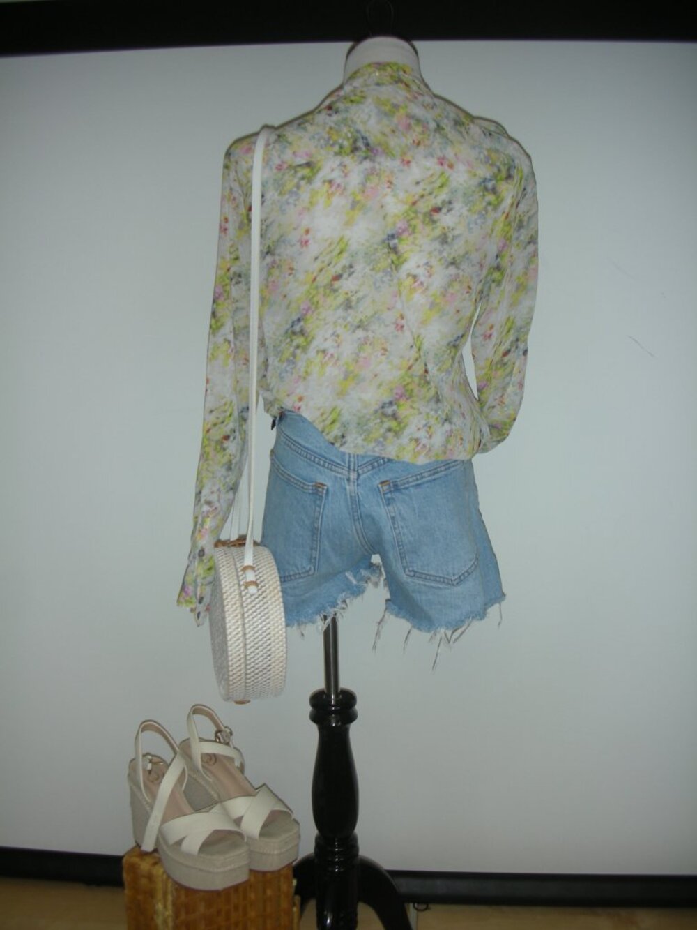 Abercrombie Mom‎ Short High Rise Distressed Denim Shorts Size 26 - Picture 4 of 7
